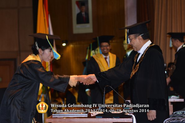 Wisuda Unpad Gel IV TA 2013_2014 Fakultas Farmasi oleh Rektor 076