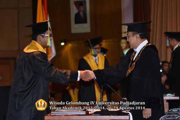 Wisuda Unpad Gel IV TA 2013_2014 Fakultas Farmasi oleh Rektor 077