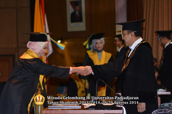 Wisuda Unpad Gel IV TA 2013_2014 Fakultas Farmasi oleh Rektor 079