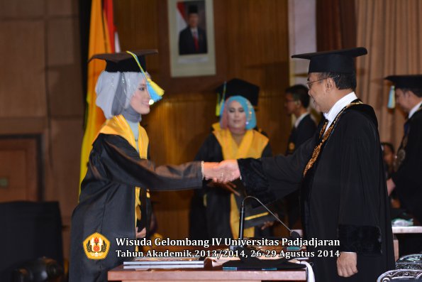 Wisuda Unpad Gel IV TA 2013_2014 Fakultas Farmasi oleh Rektor 080