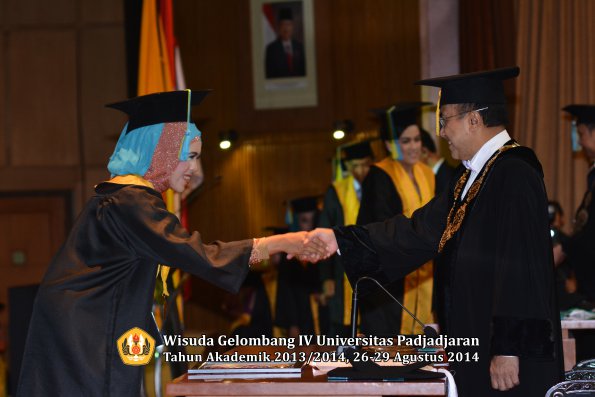 Wisuda Unpad Gel IV TA 2013_2014 Fakultas Farmasi oleh Rektor 081