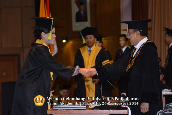 Wisuda Unpad Gel IV TA 2013_2014 Fakultas Farmasi oleh Rektor 082