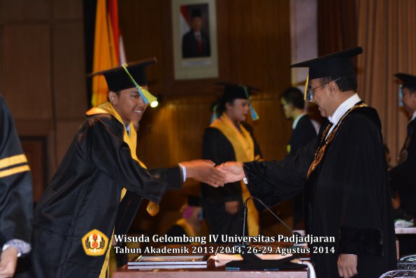 Wisuda Unpad Gel IV TA 2013_2014 Fakultas Farmasi oleh Rektor 083