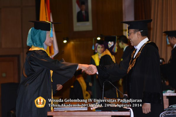 Wisuda Unpad Gel IV TA 2013_2014 Fakultas Farmasi oleh Rektor 085