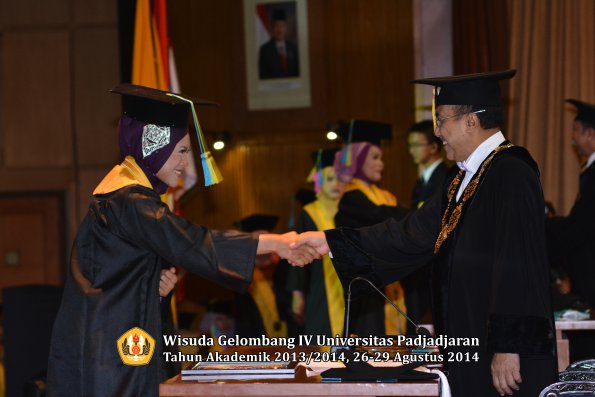 Wisuda Unpad Gel IV TA 2013_2014 Fakultas Farmasi oleh Rektor 086