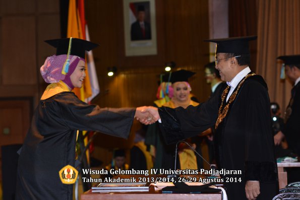 Wisuda Unpad Gel IV TA 2013_2014 Fakultas Farmasi oleh Rektor 087