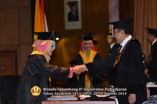 Wisuda Unpad Gel IV TA 2013_2014 Fakultas Farmasi oleh Rektor 088