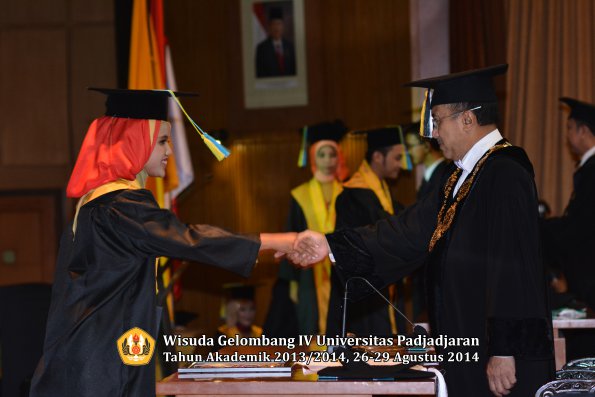 Wisuda Unpad Gel IV TA 2013_2014 Fakultas Farmasi oleh Rektor 089