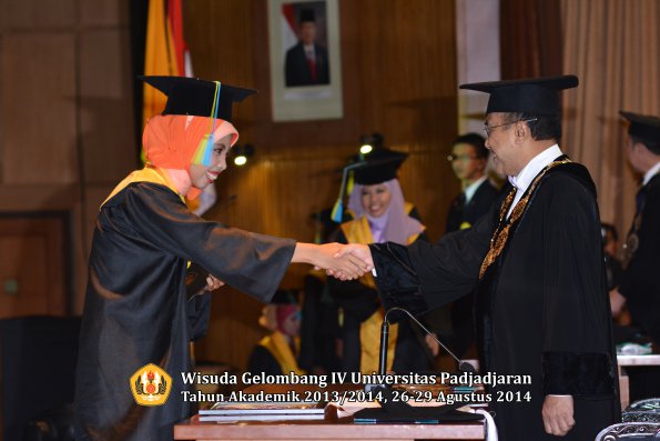 Wisuda Unpad Gel IV TA 2013_2014 Fakultas Farmasi oleh Rektor 091