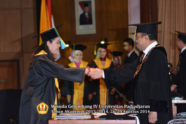Wisuda Unpad Gel IV TA 2013_2014 Fakultas Farmasi oleh Rektor 093