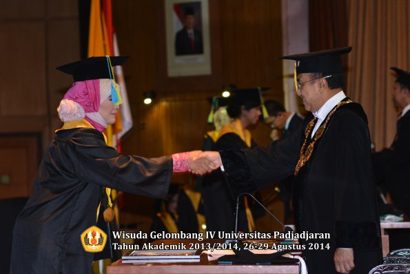 Wisuda Unpad Gel IV TA 2013_2014 Fakultas Farmasi oleh Rektor 094