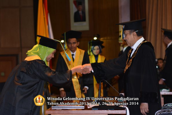 Wisuda Unpad Gel IV TA 2013_2014 Fakultas Farmasi oleh Rektor 098