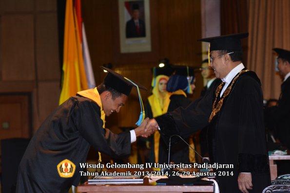 Wisuda Unpad Gel IV TA 2013_2014 Fakultas Farmasi oleh Rektor 099
