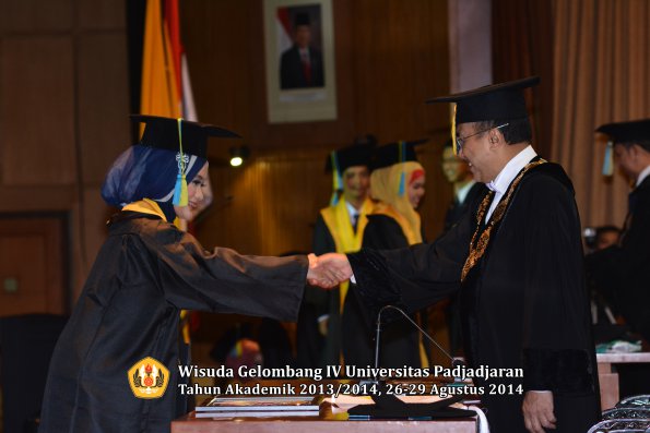 Wisuda Unpad Gel IV TA 2013_2014 Fakultas Farmasi oleh Rektor 100