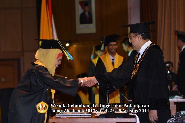 Wisuda Unpad Gel IV TA 2013_2014 Fakultas Farmasi oleh Rektor 101