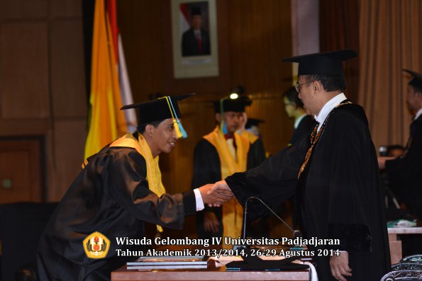 Wisuda Unpad Gel IV TA 2013_2014 Fakultas Farmasi oleh Rektor 102