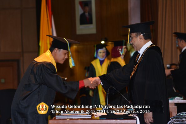 Wisuda Unpad Gel IV TA 2013_2014 Fakultas Farmasi oleh Rektor 103