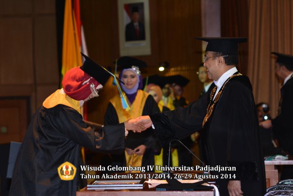 Wisuda Unpad Gel IV TA 2013_2014 Fakultas Farmasi oleh Rektor 104