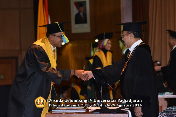 Wisuda Unpad Gel IV TA 2013_2014 Fakultas Farmasi oleh Rektor 107