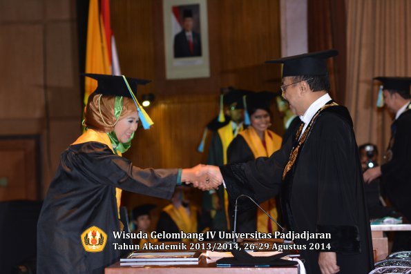 Wisuda Unpad Gel IV TA 2013_2014 Fakultas Farmasi oleh Rektor 109