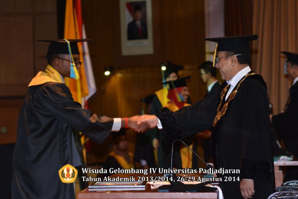 Wisuda Unpad Gel IV TA 2013_2014 Fakultas Farmasi oleh Rektor 111
