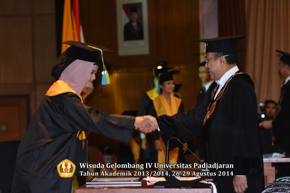 Wisuda Unpad Gel IV TA 2013_2014 Fakultas Farmasi oleh Rektor 114