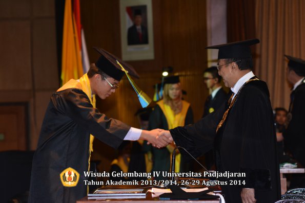 Wisuda Unpad Gel IV TA 2013_2014 Fakultas Farmasi oleh Rektor 116