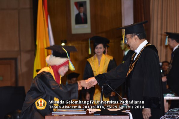 Wisuda Unpad Gel IV TA 2013_2014 Fakultas Farmasi oleh Rektor 118