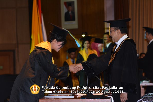 Wisuda Unpad Gel IV TA 2013_2014 Fakultas Farmasi oleh Rektor 120