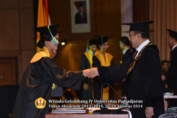 Wisuda Unpad Gel IV TA 2013_2014 Fakultas Farmasi oleh Rektor 122