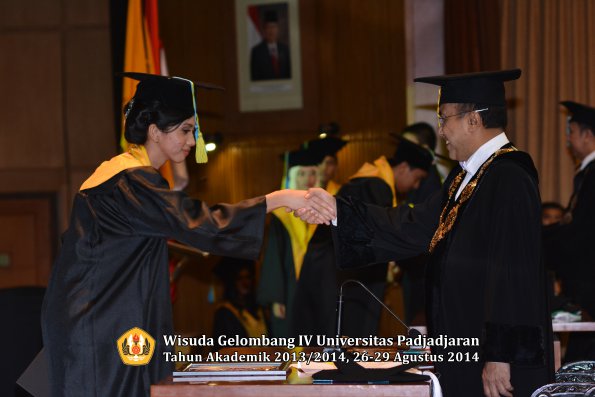 Wisuda Unpad Gel IV TA 2013_2014 Fakultas Farmasi oleh Rektor 123