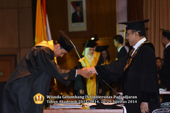 Wisuda Unpad Gel IV TA 2013_2014 Fakultas Farmasi oleh Rektor 124