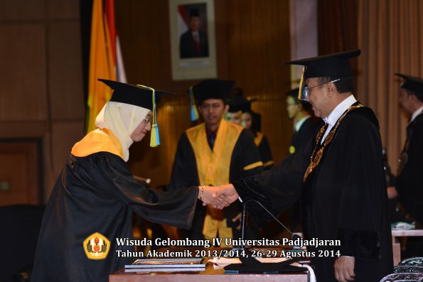 Wisuda Unpad Gel IV TA 2013_2014 Fakultas Farmasi oleh Rektor 125