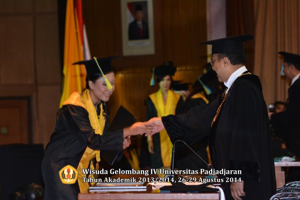 Wisuda Unpad Gel IV TA 2013_2014 Fakultas Farmasi oleh Rektor 128