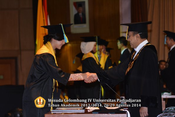 Wisuda Unpad Gel IV TA 2013_2014 Fakultas Farmasi oleh Rektor 130