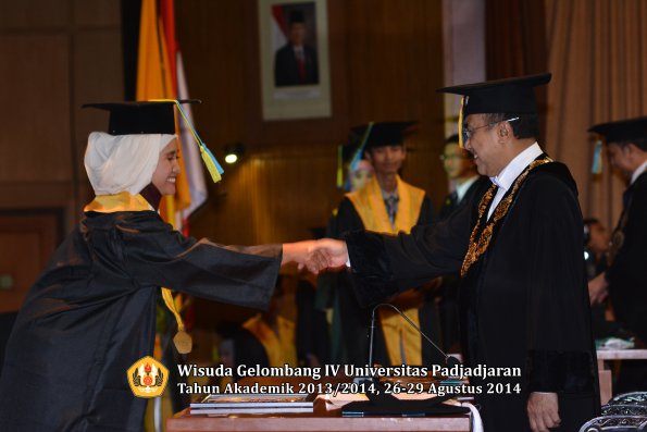 Wisuda Unpad Gel IV TA 2013_2014 Fakultas Farmasi oleh Rektor 131