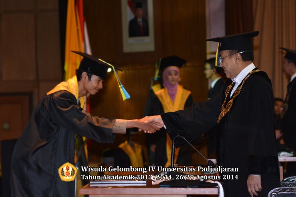 Wisuda Unpad Gel IV TA 2013_2014 Fakultas Farmasi oleh Rektor 132