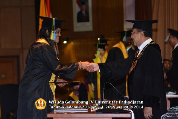 Wisuda Unpad Gel IV TA 2013_2014 Fakultas Farmasi oleh Rektor 134
