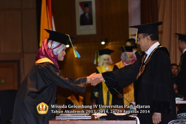 Wisuda Unpad Gel IV TA 2013_2014 Fakultas Farmasi oleh Rektor 139