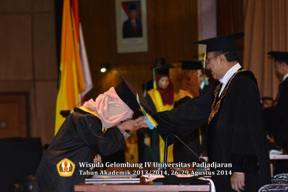 Wisuda Unpad Gel IV TA 2013_2014 Fakultas Farmasi oleh Rektor 141