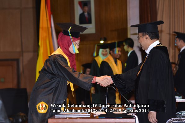 Wisuda Unpad Gel IV TA 2013_2014 Fakultas Farmasi oleh Rektor 143