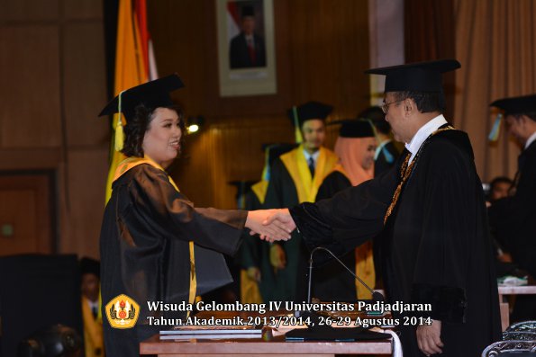 Wisuda Unpad Gel IV TA 2013_2014 Fakultas Farmasi oleh Rektor 147