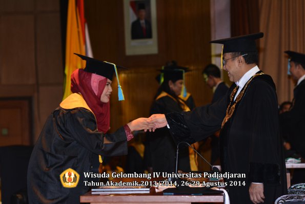 Wisuda Unpad Gel IV TA 2013_2014 Fakultas Farmasi oleh Rektor 152