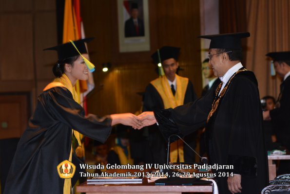Wisuda Unpad Gel IV TA 2013_2014 Fakultas Farmasi oleh Rektor 154