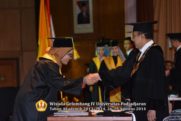 Wisuda Unpad Gel IV TA 2013_2014 Fakultas Farmasi oleh Rektor 156