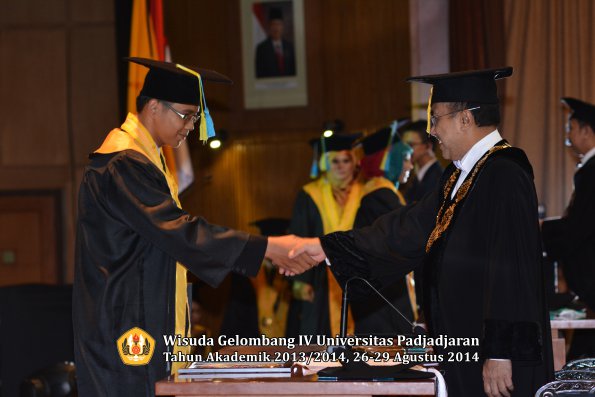 Wisuda Unpad Gel IV TA 2013_2014 Fakultas Farmasi oleh Rektor 159