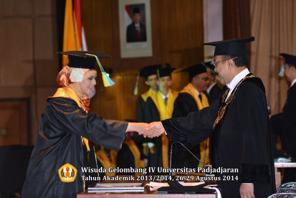 Wisuda Unpad Gel IV TA 2013_2014 Fakultas Farmasi oleh Rektor 161