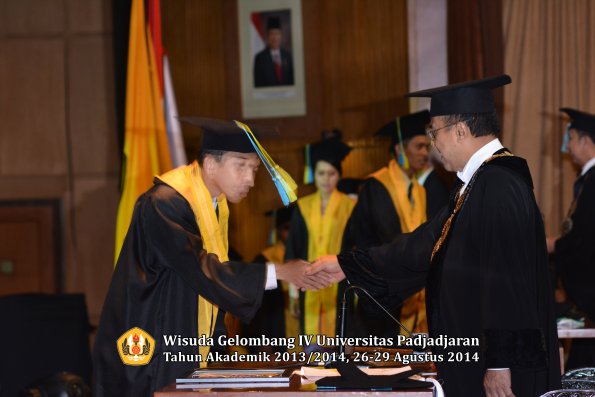 Wisuda Unpad Gel IV TA 2013_2014 Fakultas Farmasi oleh Rektor 163