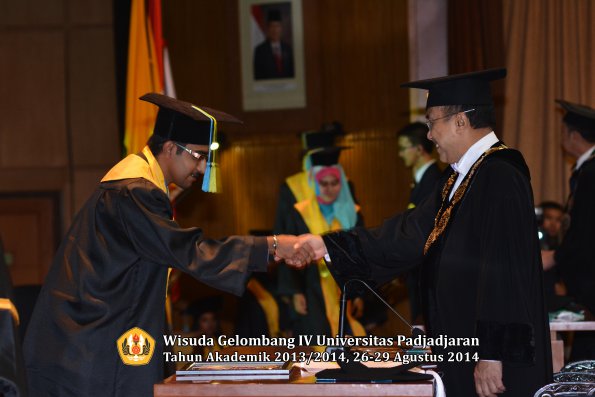 Wisuda Unpad Gel IV TA 2013_2014 Fakultas Farmasi oleh Rektor 167