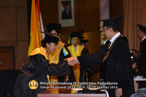 Wisuda Unpad Gel IV TA 2013_2014 Fakultas Farmasi oleh Rektor 180